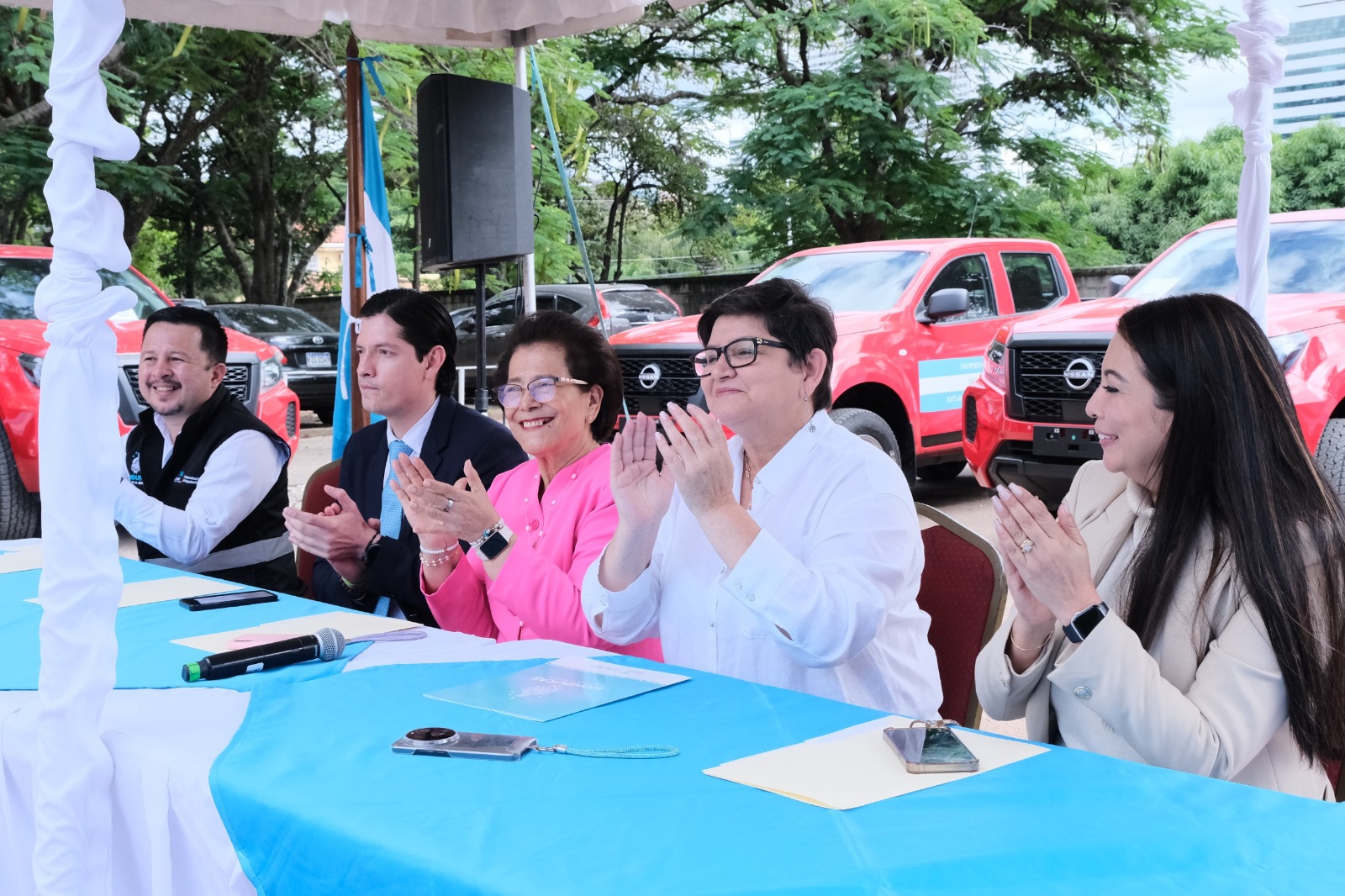 Salud entrega 20 nuevos vehículos a las regiones sanitarias del país